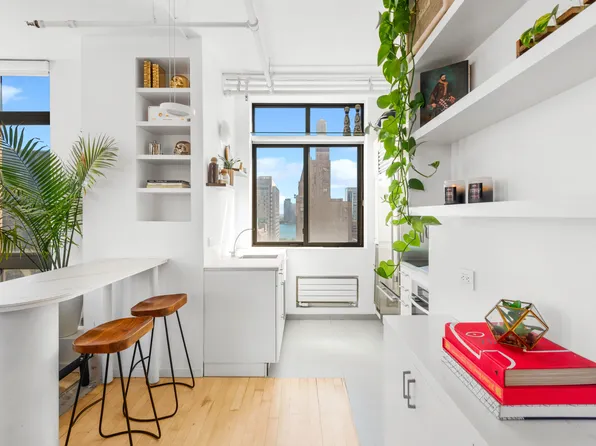 250 East 30th Street image 3 of 13