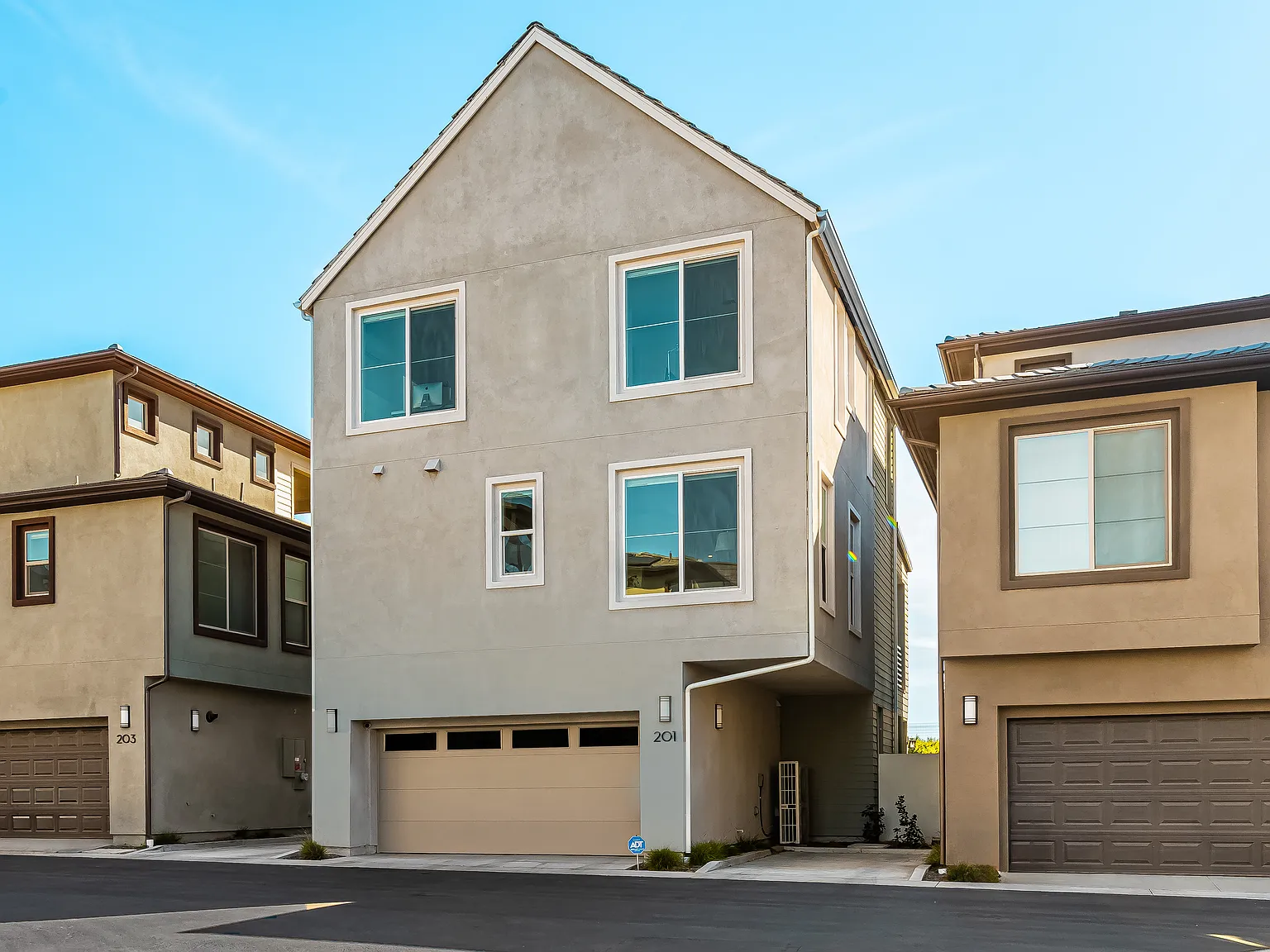 4 bed, 3.5 bath, 2246 sqft, $5,995 — Photo 2