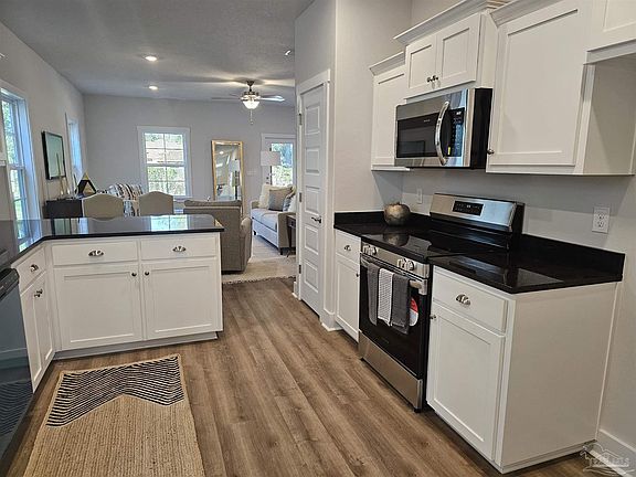 5th image of 834 W Zarragossa St