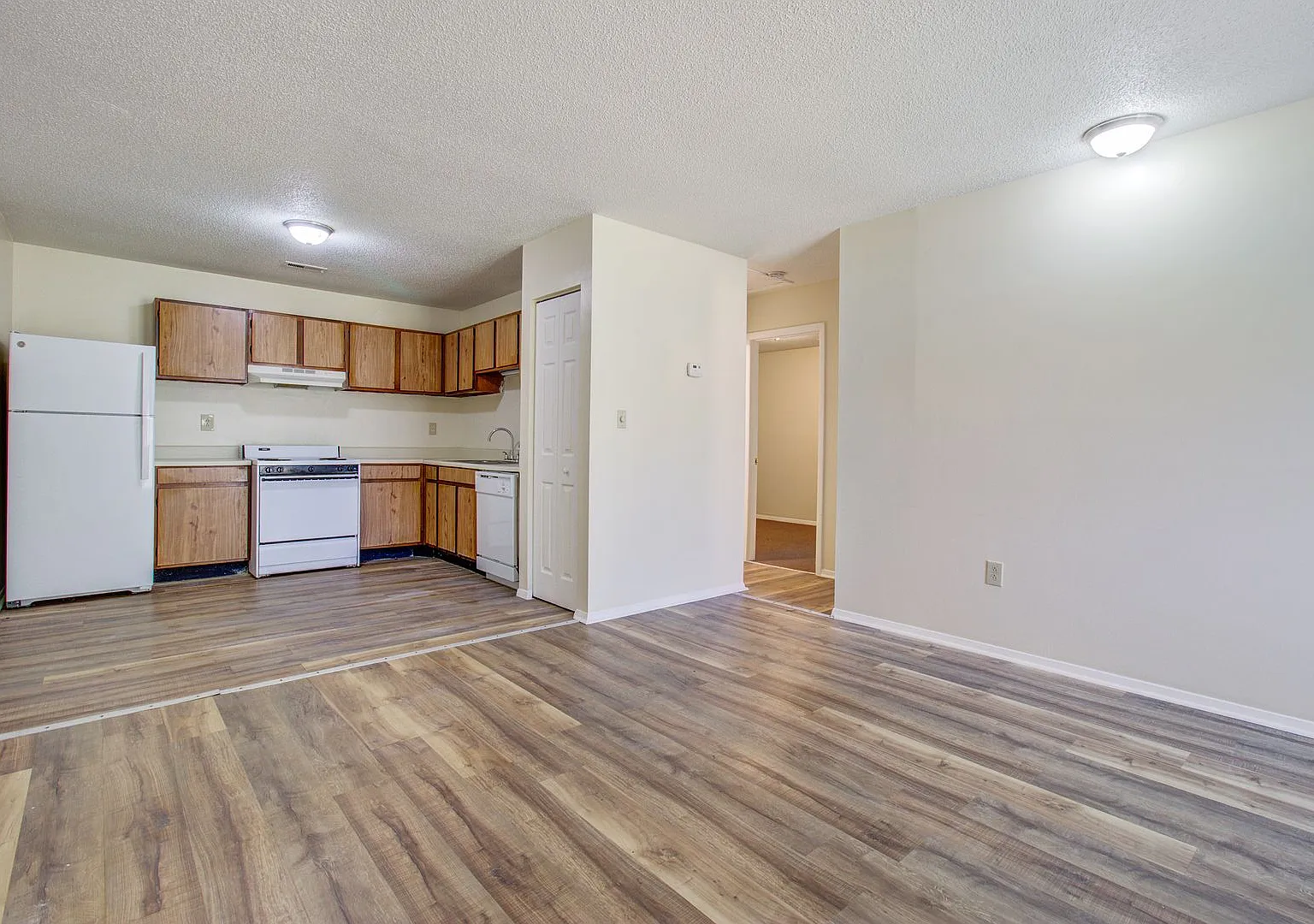 Lamplighter Apartments — Photo 1