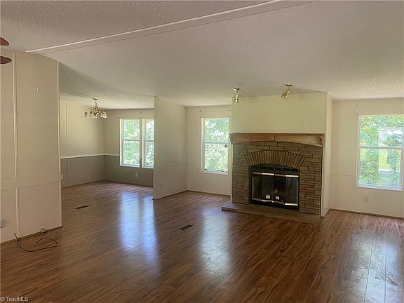 3rd image of 237 Red Oak Dr