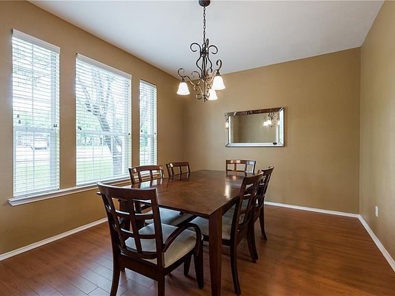 5th image of 812 Hilltop Dr