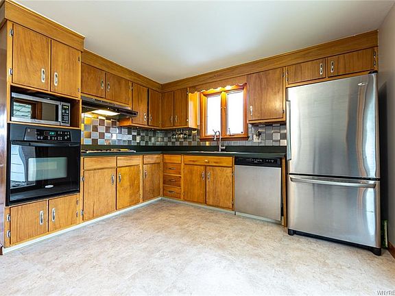 5th image of 7 Antoinette Dr