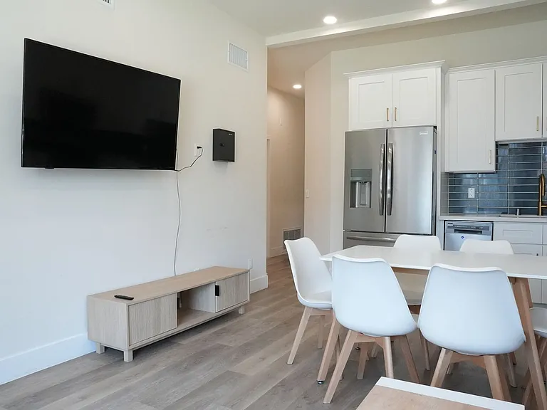 2712 Menlo Ave — Photo 5