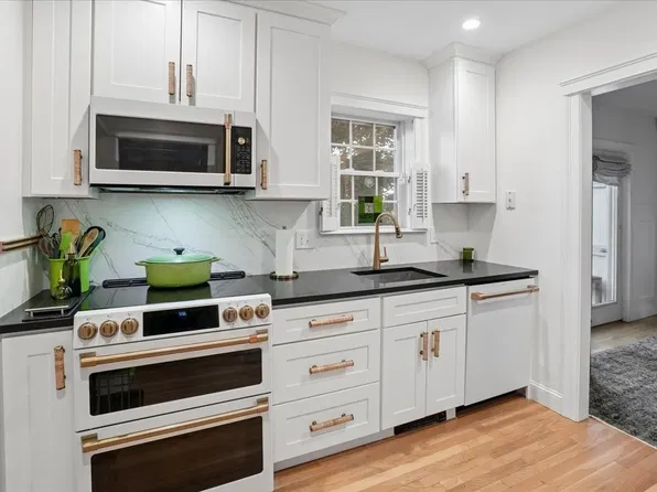100 State St APT 8, Newburyport, MA 01950