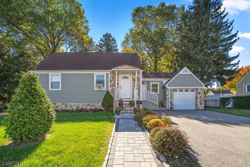 3 bed, 1.0 bath, 1200 sqft, $3,400 — Photo 1