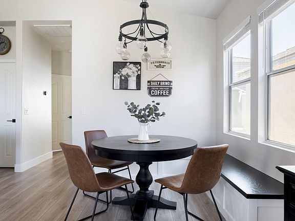 Dining nook with built-in bench, seats 6