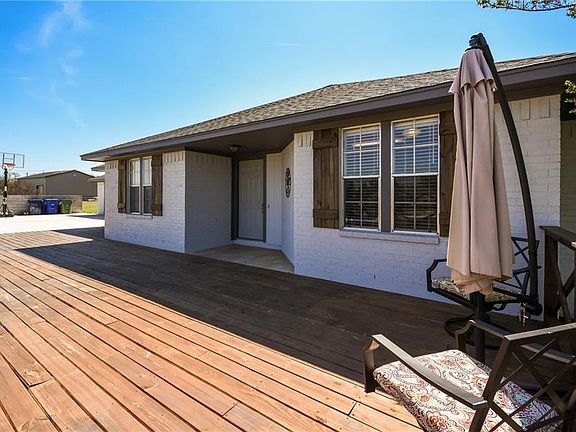 3rd image of 605 Carriage Oaks Dr
