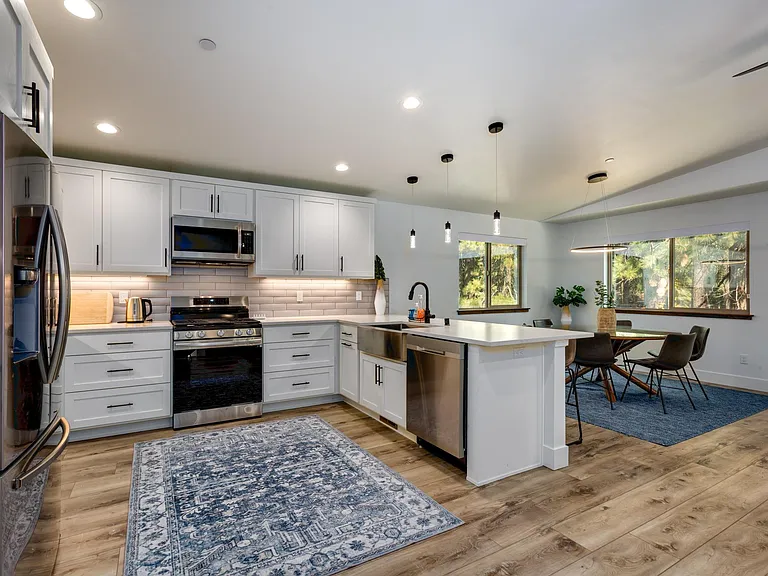 1243 Margaret Ave — Photo 9