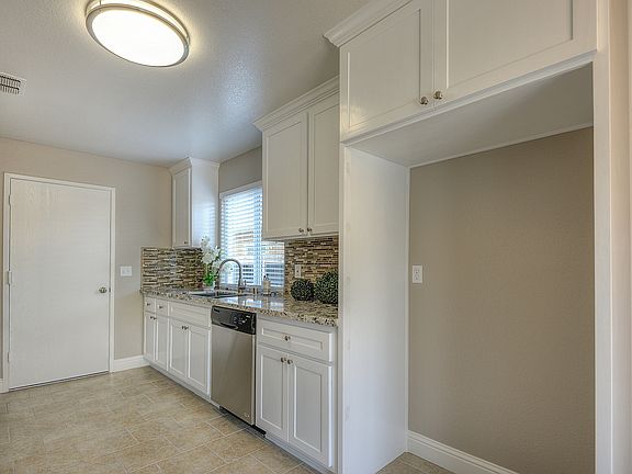 5th image of 8274 Newfield Cir