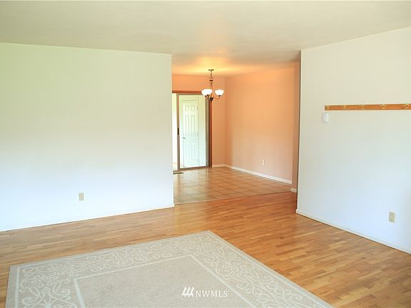 5th image of 2730 NW Empire Ave