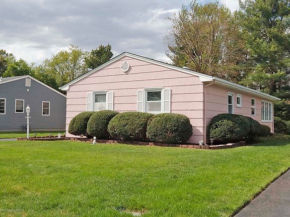 3rd image of 891 Edgebrook Dr N
