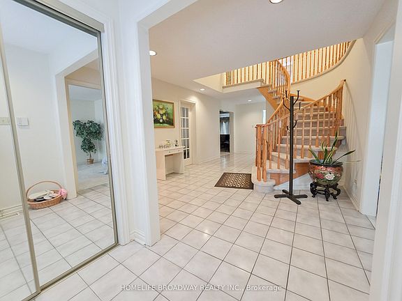 3rd image of 31 Hyde Park Dr