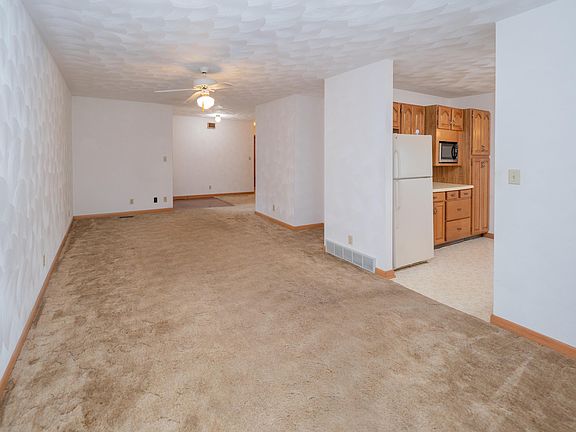 3rd image of 555 Tulip Dr