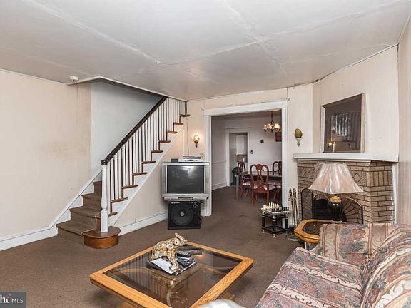 4th image of 225 W Godfrey Ave