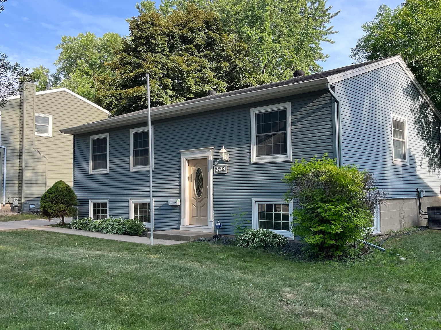 4 bed, 1976 sqft, $2,100 — Photo 2