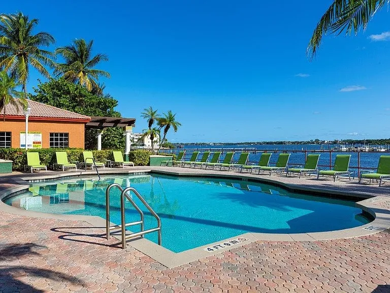Manatee Bay Apartments — Photo 10