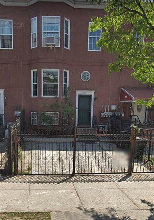 2nd image of 1052 Kelly St