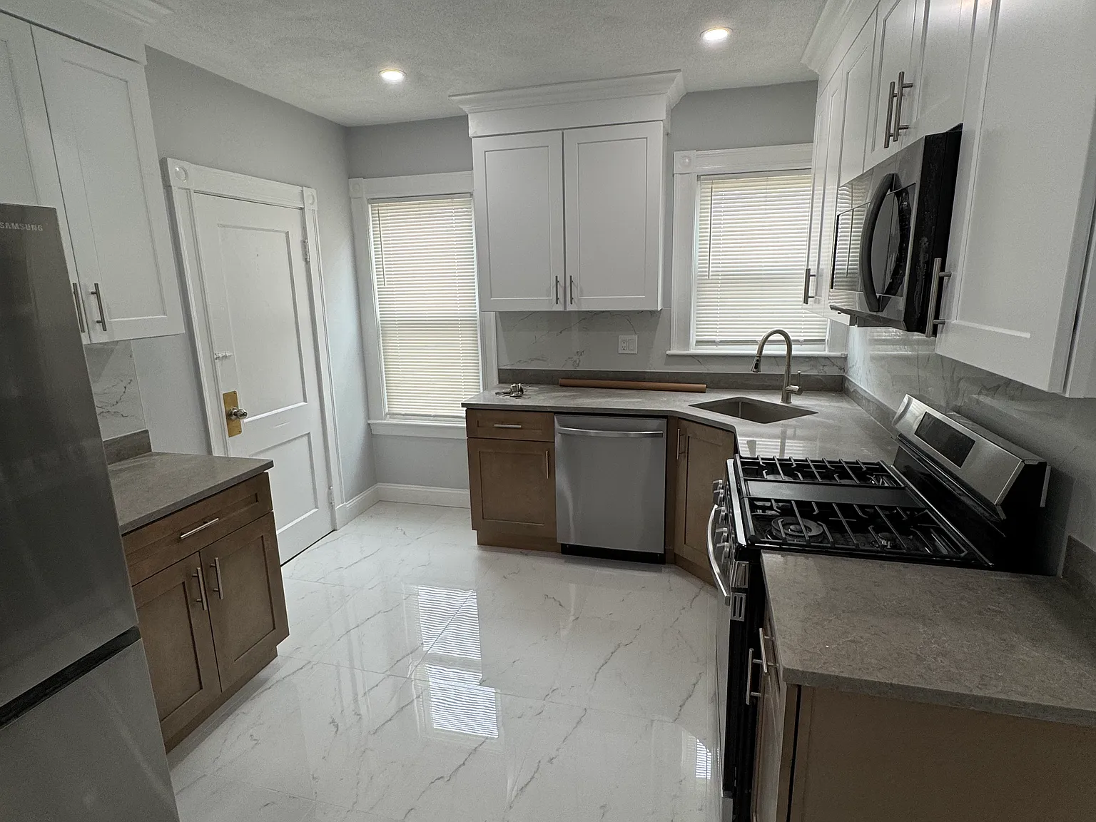 4 bed, 9999 sqft, $4,500 — Photo 1