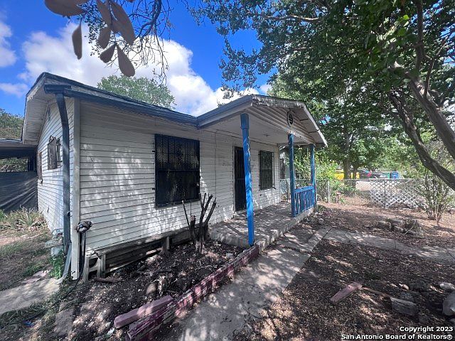 1st image of 811 SW 40TH ST