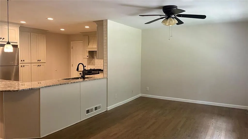 5 bed, 3.0 bath, 1902 sqft, $2,295 — Photo 2
