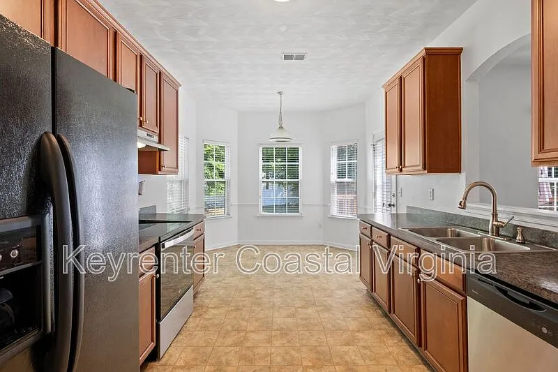 4 bed, 2.5 bath, 2321 sqft, $2,695 — Photo 3