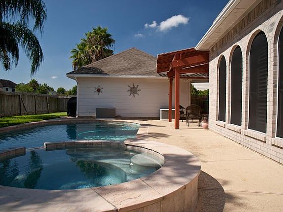 4th image of 2410 Acadiana Ln
