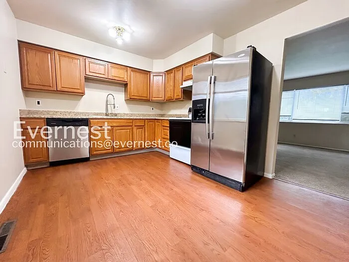 2 bed, 2.0 bath, 1850 sqft, $1,995 — Photo 2