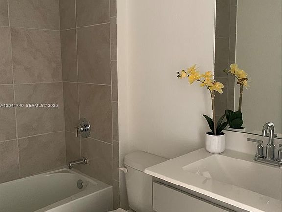 4th image of 1068 SE 24th Ave #1068