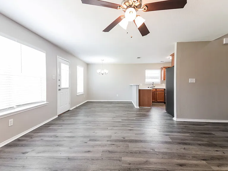 1107 Caroline Dr — Photo 5