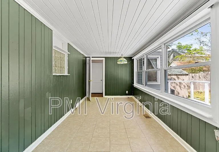 818 W 42nd St — Photo 18