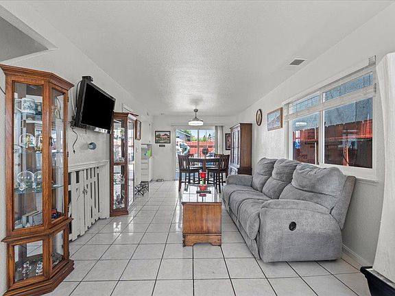 5th image of 1572 Vine Cir