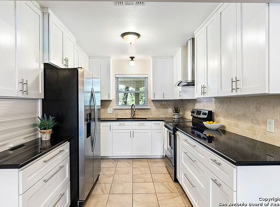 3rd image of 3202 Oneida Dr