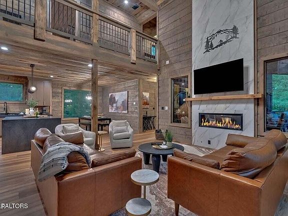 4th image of 2111 Double Oaks Way