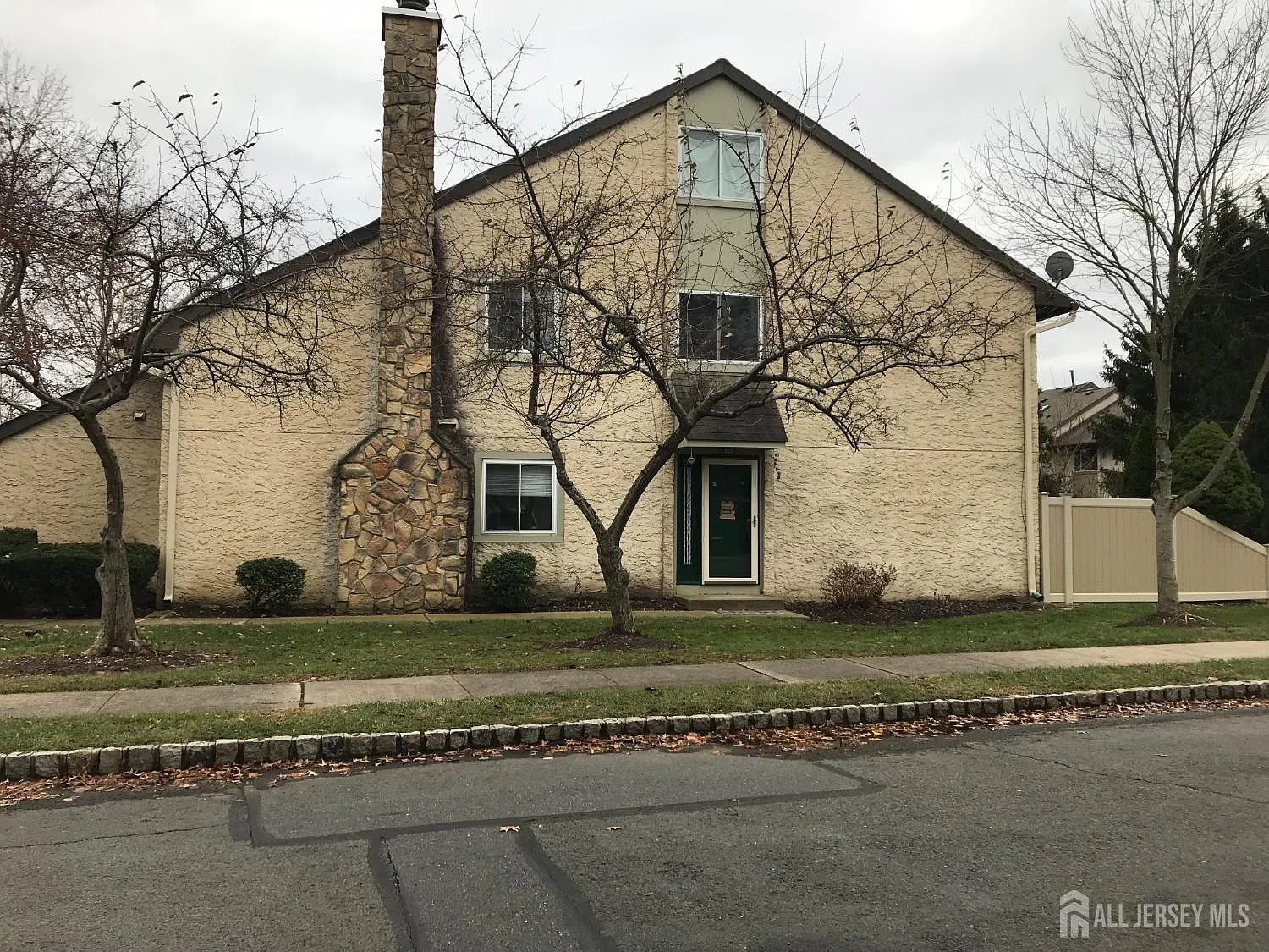 3 bed, 2.5 bath, 2216 sqft, $3,500 — Photo 1