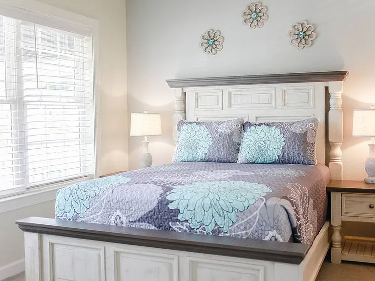 Cozy room with queen bed and jack and jill bathroom