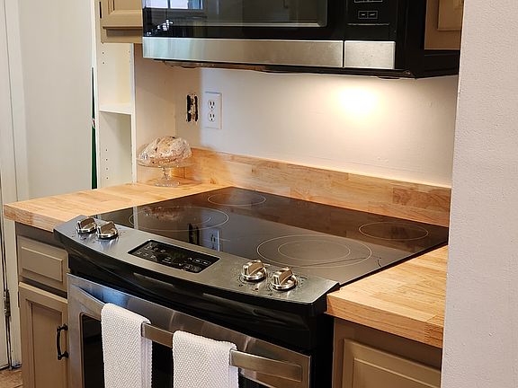 4th image of 18 Huguenot St APT 3
