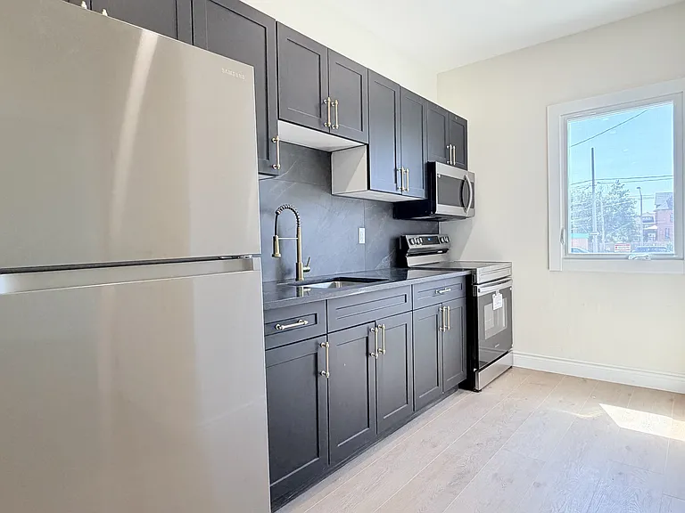 691 Ouellette Ave #3 — Photo 1