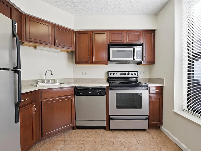 Evanston Place — Photo 32