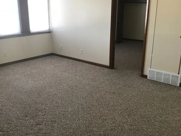 Golfview Apartments, 4009 Oakland Rd NE APT 4, Cedar Rapids, IA 52402