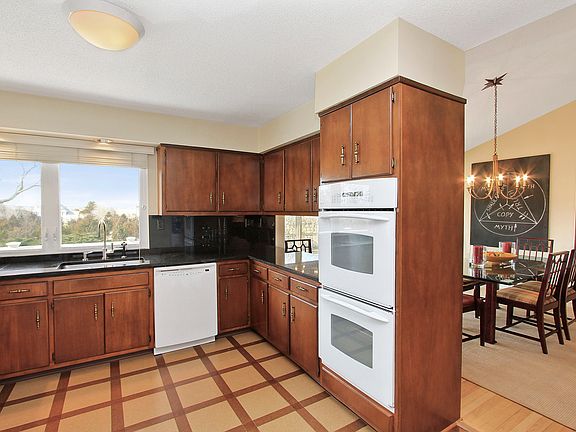 5th image of 50 Lawrence Ct