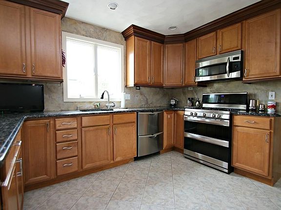 3rd image of 24 Birch Pond Dr