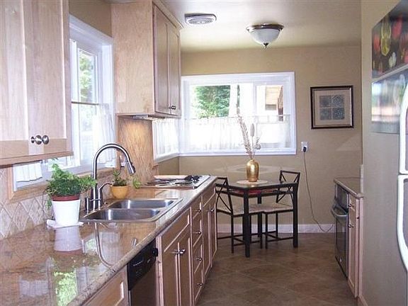 4th image of 1560 Glenwood Dr
