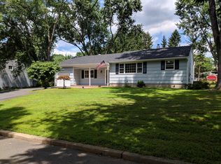 7 Hillside Dr, Clinton, NJ 08809