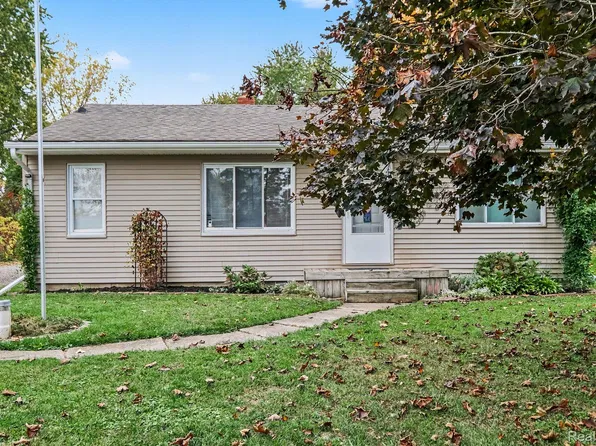 3346 Ellis Park Dr, Burton, MI 48519