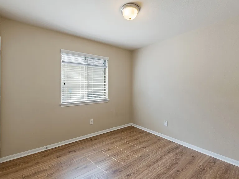 8025 Hawthorn — Photo 21