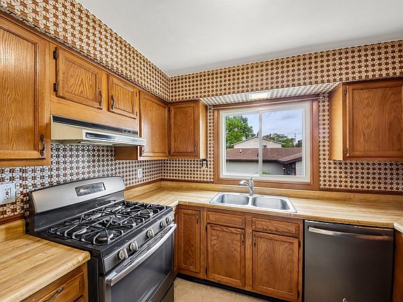 2nd image of 811 Oakton Ave