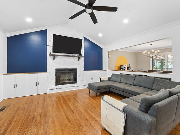 3rd image of 8712 Oak View Dr
