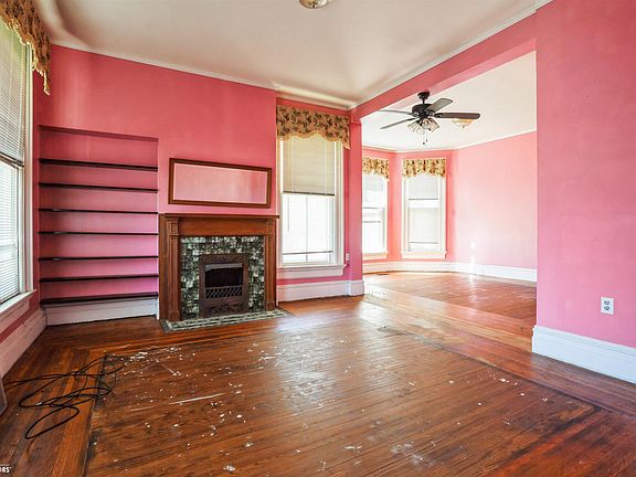 2nd image of 901 Summer St