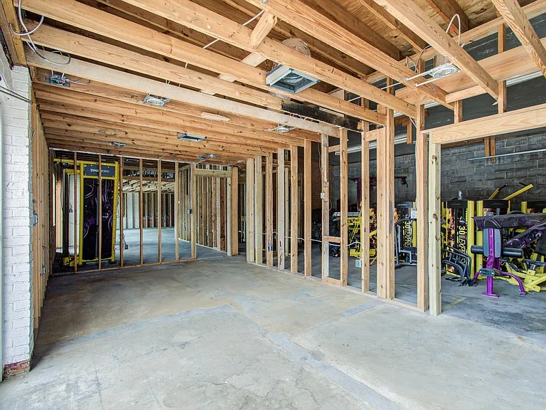 401 E Main St — Photo 10